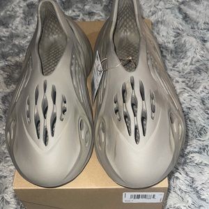 YEEZY BOOST FOAM RUNNER MENS SIZE 7 FITS FEMALE US SIZE 8. STONE SAGE